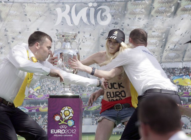 Mulher seminua tenta roubar taça da Eurocopa na Ucrânia (Foto: Efrem Lukatsky/AP)
