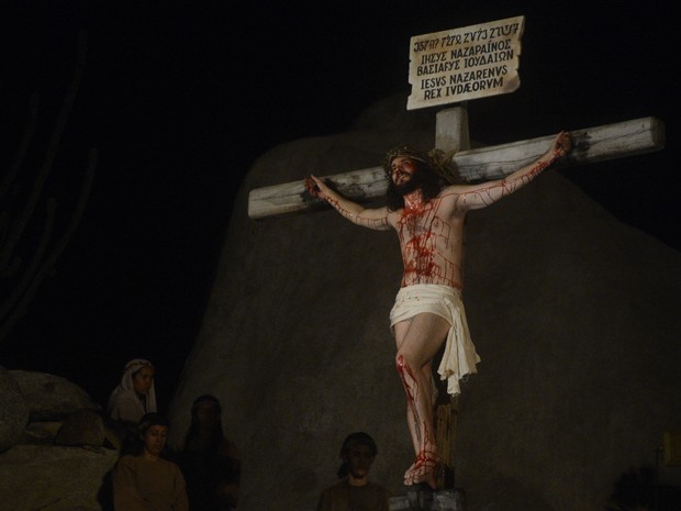 Sangue fictício e truques de ótica dão a sensação de que Jesus está realmente pregado e sangrando. (Foto: Luka Santos / G1)