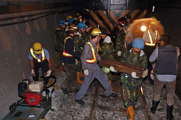Trem descarrilou no sábado (31) após um deslizamento de terra e deixou 17 pessoas feridas (Foto: Agência de Notícias Militar de Taiwan/ AFP)