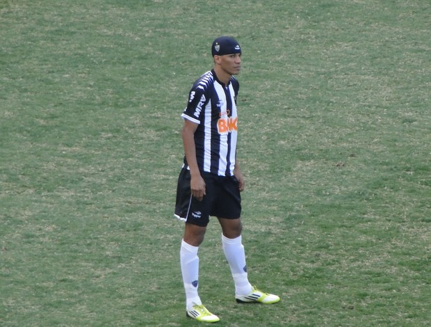 Leonardo Silva joga com uma proteção especial (Foto: Lucas Catta Prêta / Globoesporte.com)