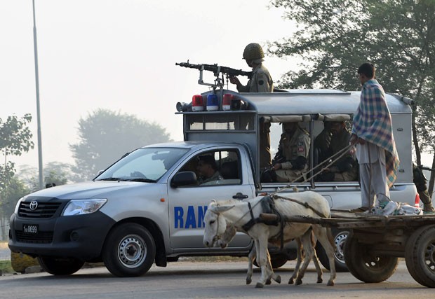 Tropas paramilitares do Paquistão são vistas na passagem de fronteira com a Índia em Wagah nesta segunda-feira (3) (Foto: Arif Ali/AFP)