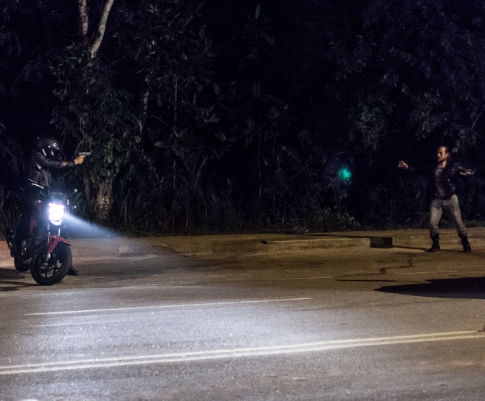 Dante atira em homem que persegue Lara (Foto: Artur Meninea/Gshow)