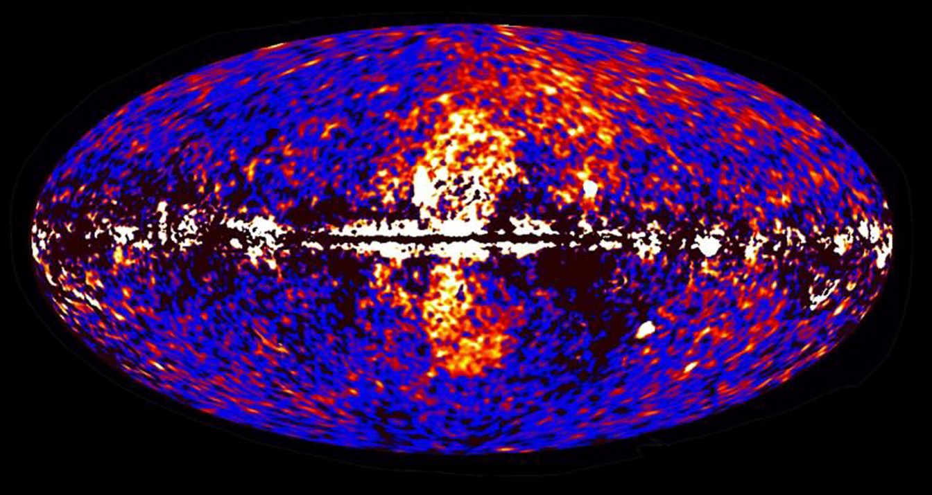 As bolhas de Fermi (no centro da imagem) se formaram a partir do gás emanado do buraco negro e têm uma massa equivalente a dois milhões de sóis  (Foto: NASA/DOE/Fermi LAT/D. Finkbeiner et al.)