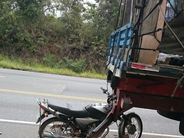 Um motociclista de 25 anos morreu na tarde desta sexta-feira (23), na BR-494, perto de Carmo da Mata. De acordo com a Polícia Militar Rodoviária, ele bateu na traseira de um caminhão que estava parado no acostamento, com problemas mecânicos. O jovem morto (Foto: PMR/Divulgação) Um motociclista de 25 anos morreu na tarde desta sexta-feira (23), na BR-494, perto de Carmo da Mata. De acordo com a Polícia Militar Rodoviária, ele bateu na traseira de um caminhão que estava parado no acostamento, com problemas mecânicos. O jovem morto (Foto: PMR/Divulgação)