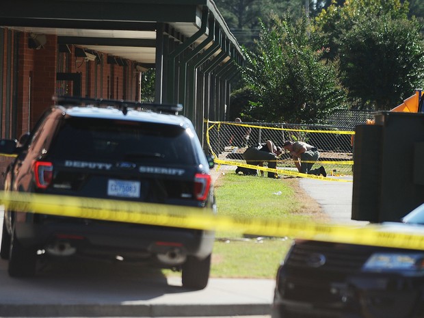 Policiais inspecionam área da Townville Elementary School em que tiros foram disparados nesta quarta-feira (28) (Foto: AP Photo/Rainier Ehrhardt)