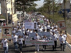 Médicos realizam passeata pelas ruas de Goiânia, Goiás (Foto: Reprodução/TV Anhanguera)