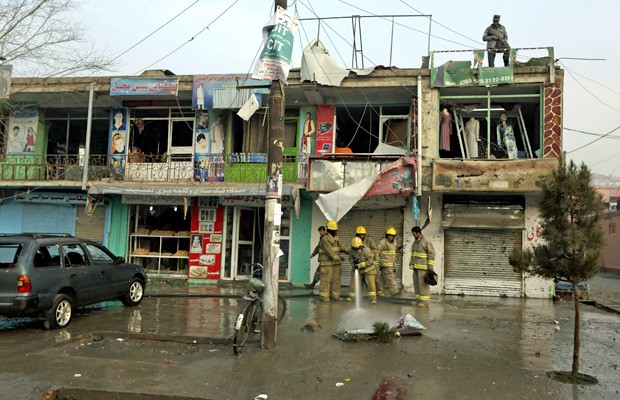 Explosão de ônibus do exército do Afeganistão atingiu imóveis em Cabul. (Foto: Omar Sobhani/Reuters) Explosão de ônibus do exército do Afeganistão atingiu imóveis em Cabul. (Foto: Omar Sobhani/Reuters)