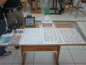 Idoso foi preso com mais de 500 pedras de crack em Bambuí (Foto: Polícia Militar/Divulgação)