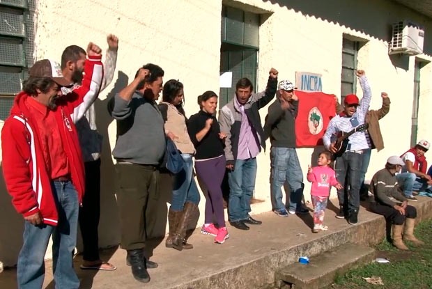 Grupo de pessoas ligadas ao MST ocupa a sede do Incra em São Gabriel, RS (Foto: Reprodução/RBS TV)