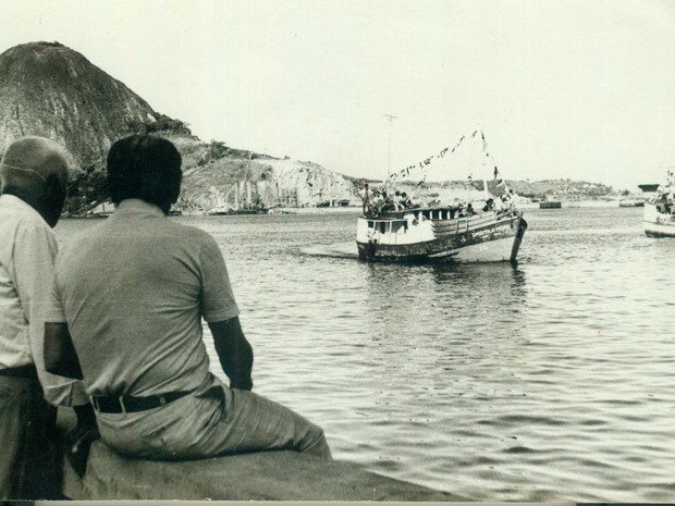 Pescadores admiram procissão marítima em Vitória (Foto: CEDOCMI/ A Gazeta)