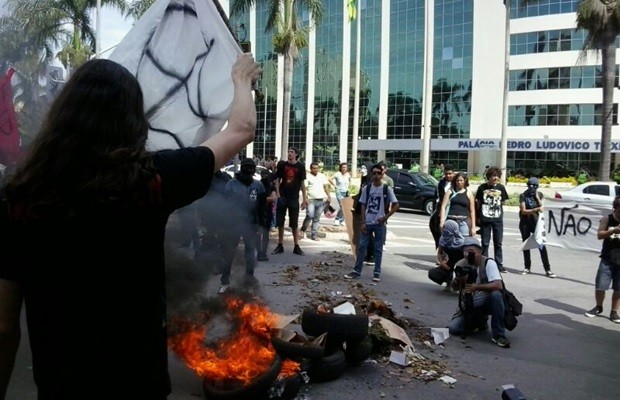 Manifestantes seguiram para a frente da sede do Governo do Estado (Foto: Cassiano Rolim/TV Anhanguera)