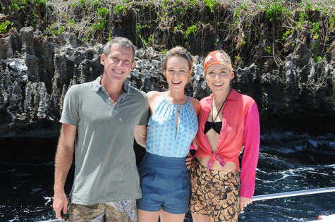 Mariana Ximenes e Angélica posam com o biólogo Lisando Almeida  (Foto: TV Globo)