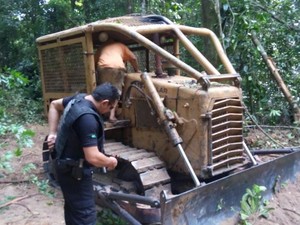 Três tratores e duas motosserras forama preendidas pela Polícia Civil (Foto: Ascom/PC)