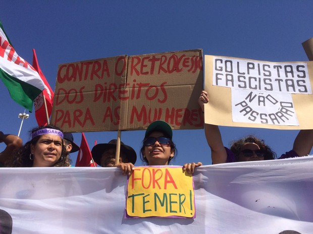 Manifestantes em Brasília protestam contra eventuais retrocessos nos direitos das mulheres (Foto: G1/ Distrito Federal) Manifestantes em Brasília protestam contra eventuais retrocessos nos direitos das mulheres (Foto: G1/ Distrito Federal)