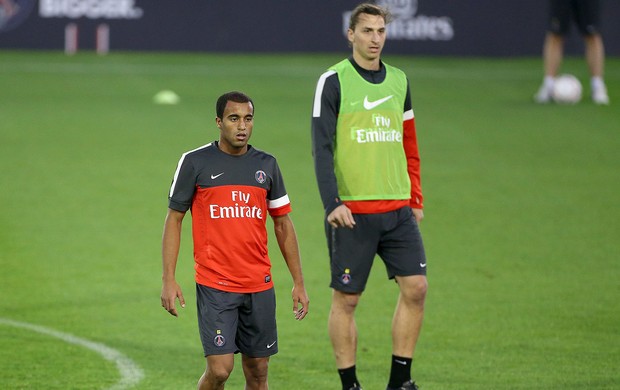 Lucas e Ibrahimovic no treino do PSG (Foto: Getty Images)