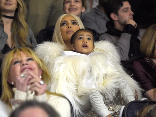 Kim Kardashian West e a filha North West em desfile em Nova York, nos Estados Unidos (Foto: Kevin Mazur/ Getty Images)