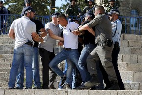 Policiais israelenses seguram manifestante palestino durante protesto próximo ao Portão de Damasco, um dos portais da Cidade Antiga de Jerusalém (Foto: Ammar Awad/Reuters) Policiais israelenses seguram manifestante palestino durante protesto próximo ao Portão de Damasco, um dos portais da Cidade Antiga de Jerusalém (Foto: Ammar Awad/Reuters)