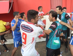 Confusão Internacional Caravaggio futebol amador SC (Foto: Lucas Colombo / Jornal A Tribuna)