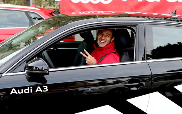 jogadores do Barcelona ganham carro  (Foto: Reprodução / Site Oficial)