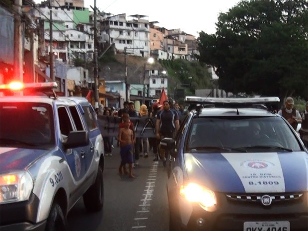 Protesto contra a Copa concentra grupo em frente a Arena Fonte Nova (Foto: Imagens/TV Bahia)