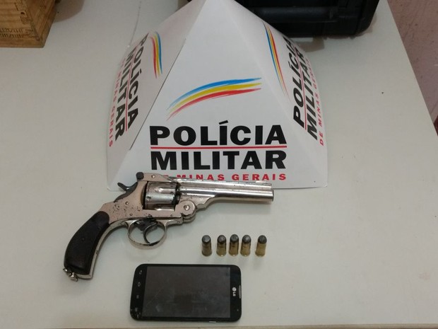 Arma e munições foram apreendidas próximos à motocilceta (Foto: Polícia Militar/Divulgação)