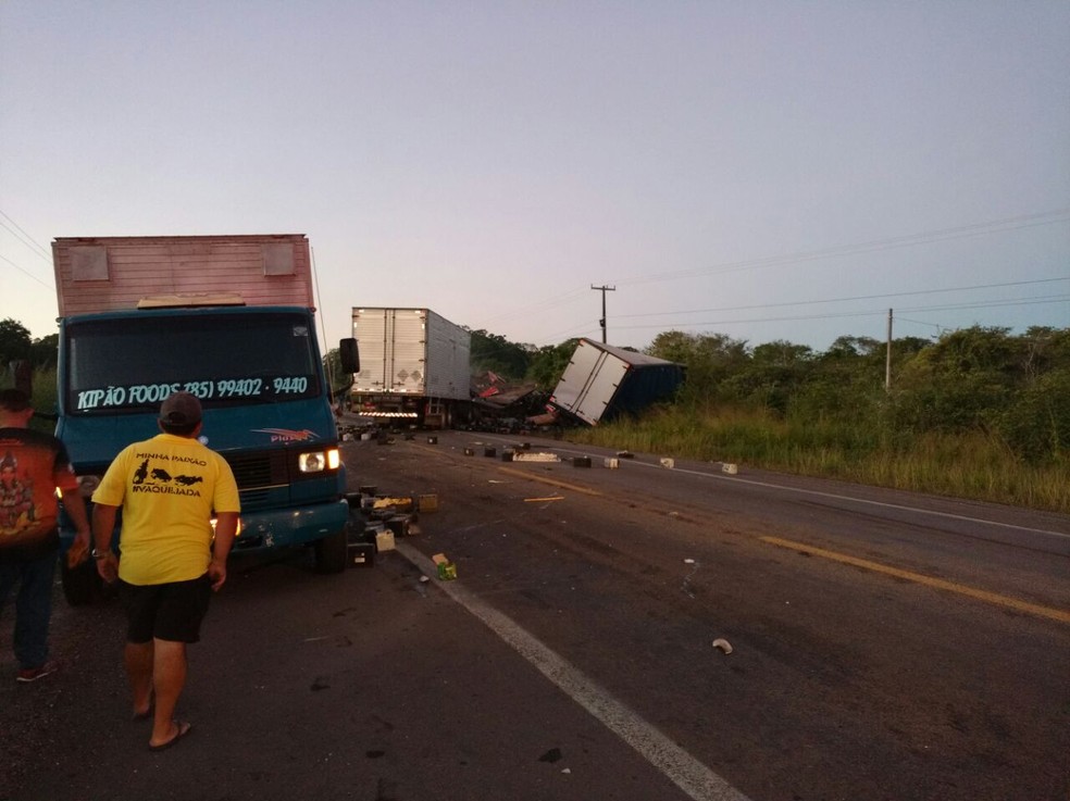 Acidente envolvendo cinco caminhões deixa um morto e interdita trecho de BR no Ceará (Foto: PRF/Divulgação)
