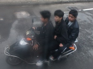 Moto com três ocupantes, aparentemente adolescentes, é vista na China (Foto: Rafael Miotto/G1)