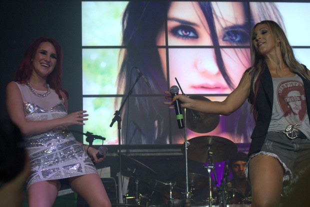 Valesca Popozuda e Dulce Maria cantam juntas em show em SP (Foto: Leo Franco / AgNews)