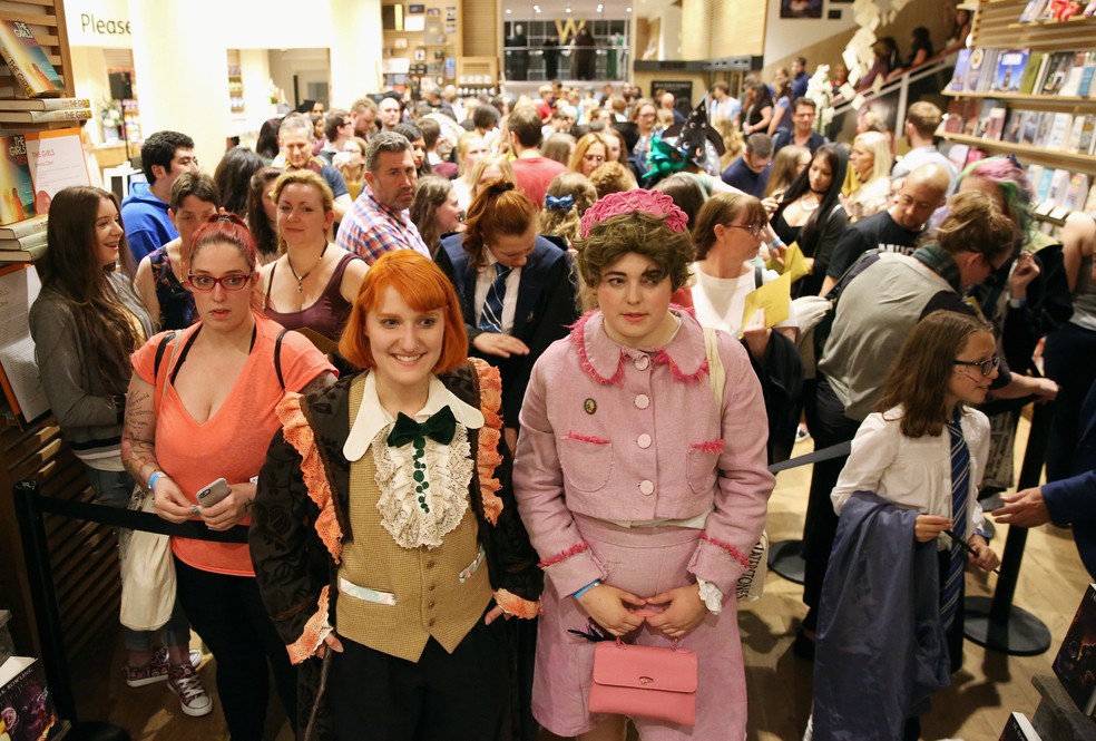 Fãs fazem fila para comprar cópia do livro 'Harry Potter e a Criança Amaldiçoada' em livraria de Londres (Foto: Neil Hall/Reuters) Fãs fazem fila para comprar cópia do livro 'Harry Potter e a Criança Amaldiçoada' em livraria de Londres (Foto: Neil Hall/Reuters)