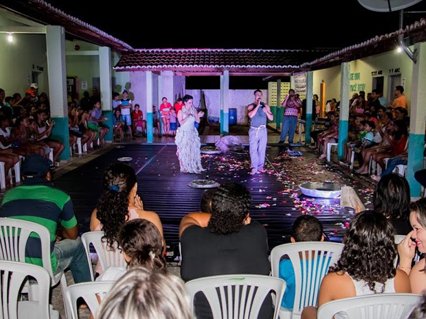 Apresentações aconteceram em teatros ou locais improvisados (Foto: Divulgação/Assessoria)