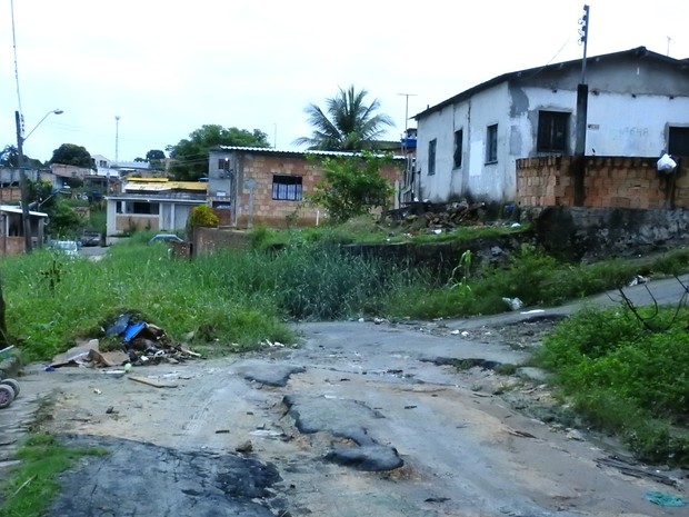 Rua 64, no bairro Alfredo Nascimento,  foi tomada por mato e buracos. O esgote corre a céu aberto (Foto: Ive Rylo/G1AM)