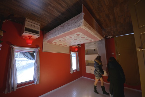 Casa 'ao contrário' foi aberta no Centro Panrusso de Exposições, na capital Moscou (Foto: Alexander Nemenov/AFP)