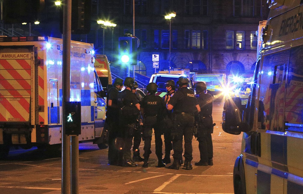 Policiais perto da Manchester Arena (Foto: Peter Byrne/AP)