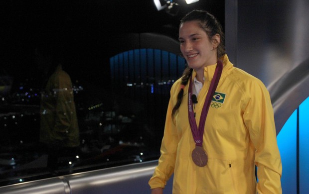 Mayra Aguiar no estúdio do SporTV em Londres (Foto: Thiago Lavinas/SporTV.com) Mayra Aguiar no estúdio do SporTV em Londres (Foto: Thiago Lavinas/SporTV.com)