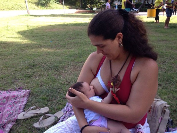 Mães amamentaram seus bebês na Praça do Carmo, em OIinda. (Foto: Marjones Pinheiro / TV Globo)