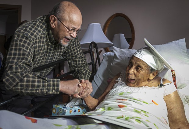 Reba Williams, de 106, recebe o diploma do ensino médio décadas depois de concluir seus estudos (Foto: News Journal/Associated Press)