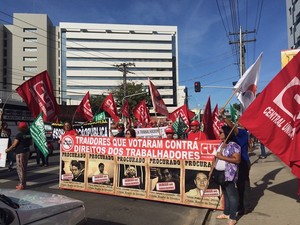 Faixas foram usadas pelos manifestantes para demonstrar insatisfação (Foto: Michelle Farias/G1)