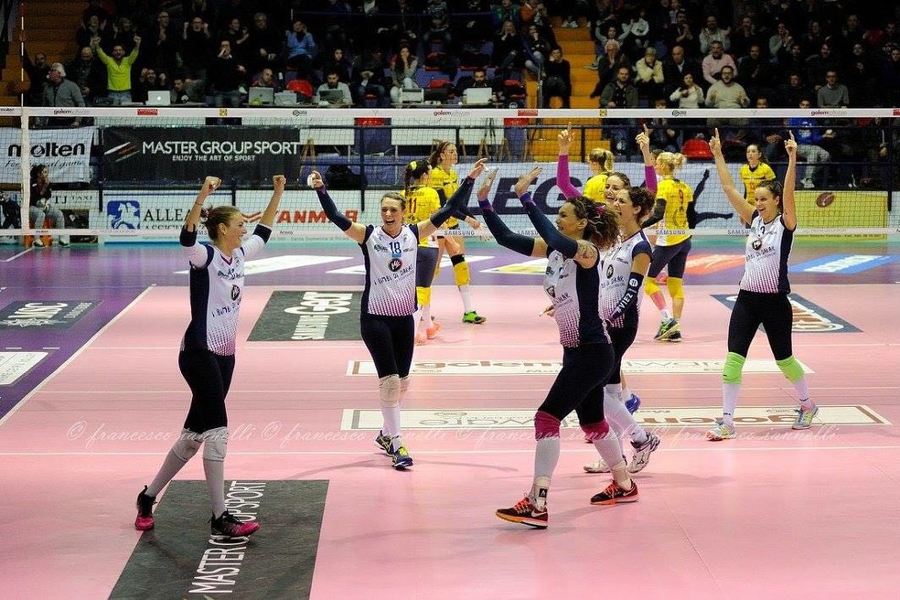 Tifanny Abreu comemora ponto em sua estreia (Foto: Divulgação)