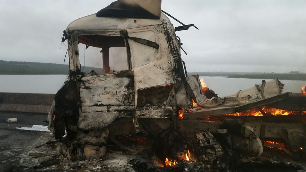 Carretas pegaram fogo apÃ³s colisÃ£o sobre ponte no km 0 da BR-163, divisa entre MT e MS (Foto: PRF-MT/DivulgaÃ§Ã£o)