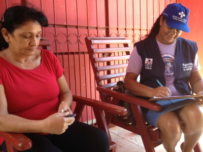 São feitas visitas mensais com a equipe completa de Saúde Familiar (Foto: Larissa Matarésio/G1)