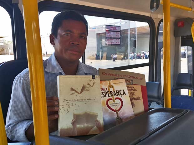 O cobrador de ônibus Antônio, que montou biblioteca em ônibus no DF (Foto: Raquel Morais/G1)