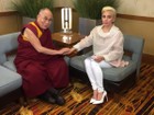 Lady Gaga e Dalai Lama se encontram em debate transmitido pelo Facebook