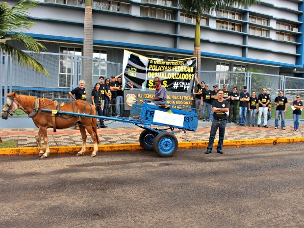 Policiais federais fizeam ato em frente à superintendência do órgão em Campo Grande (Foto: Tatiane Queiroz/ G1 MS)