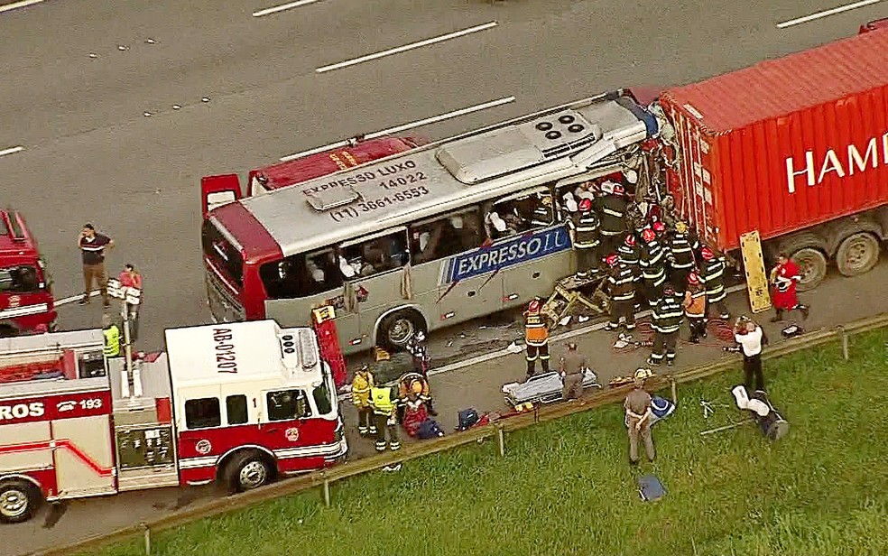 Ônibus bateu na traseira de um caminhão na rodovia dos Imigrantes em São Bernardo do Campo, em São Paulo (Foto: Reprodução/TV Globo)