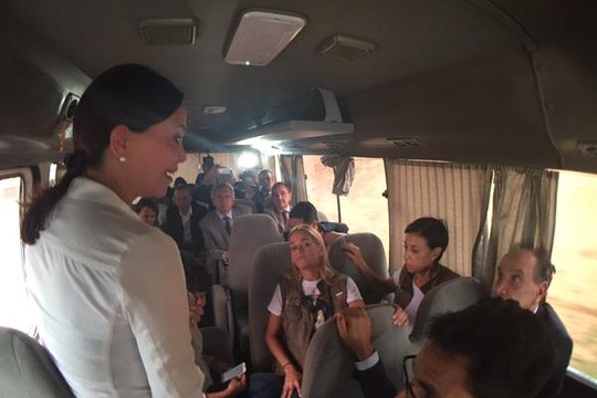 A deputada venezuelana cassada María Corina Machado conversa com a comitiva brasileira dentro do veículo (Foto: Reprodução/Twitter)