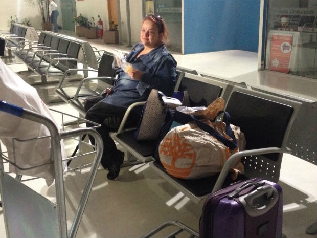 Adriana Dias em aeroporto de MG (Foto: Letícia Duarte/G1)