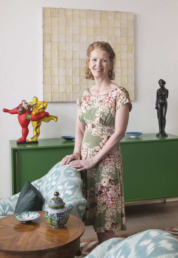 Bruce Buck / The New York Times Leslie Mason, with a green cabinet from reGeneration, at her home in the Greenwich Village neighborhood of New York, July 7, 2014. After several family moves throughout her life, Mason is living back on Charlton Street, a few doors away from the house she (Foto: Bruce Buck / The New York Times)