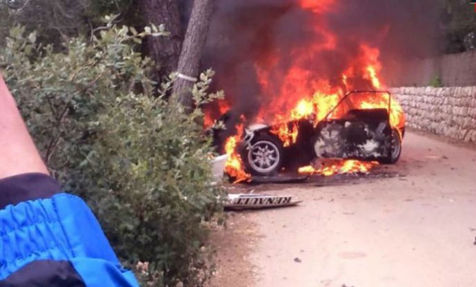 Carro de Carlos Iscar e José Lumbreras pegou fogo na hora (Foto: Reprodução/Youtube)