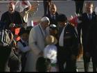 Papa Francisco é recebido por Evo Morales ao chegar na Bolívia 