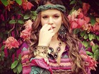 Bruna Marquezine posa com visual hippie